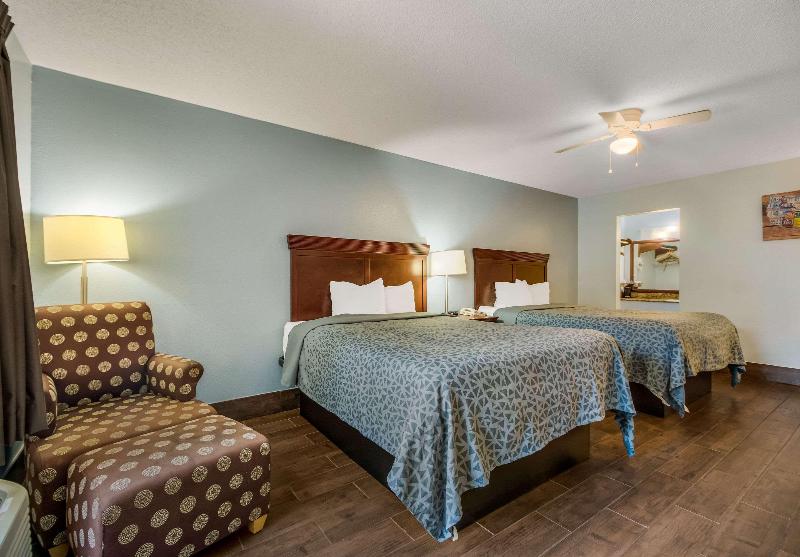 اتاق استاندارد با تخت دو نفره بزرگ, Econo Lodge Inn & Suites Fulton  Rockport