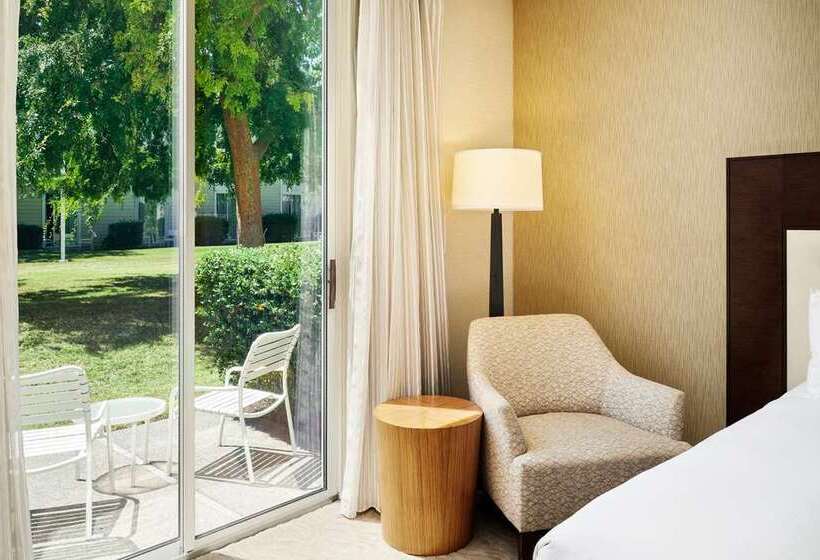 اتاق استاندارد با چشم‌انداز استخر, Hilton College Station & Conference Center