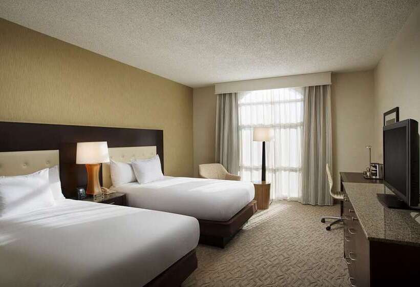 اتاق استاندارد با چشم‌انداز استخر, Hilton College Station & Conference Center