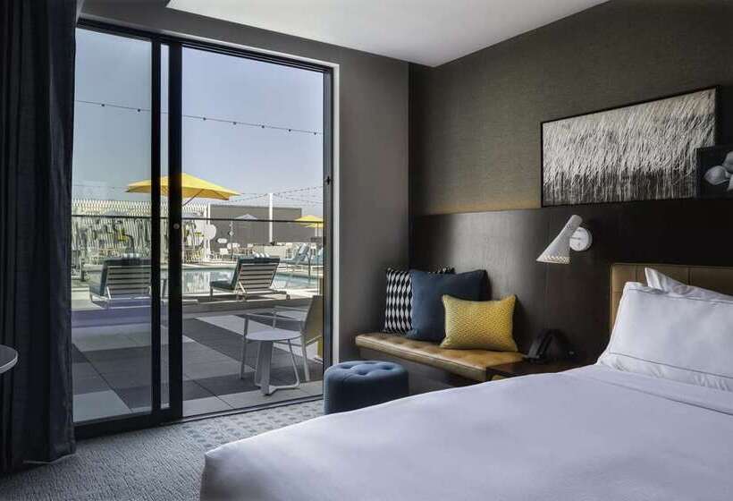 اتاق استاندارد با تخت بزرگ, Hilton College Station & Conference Center