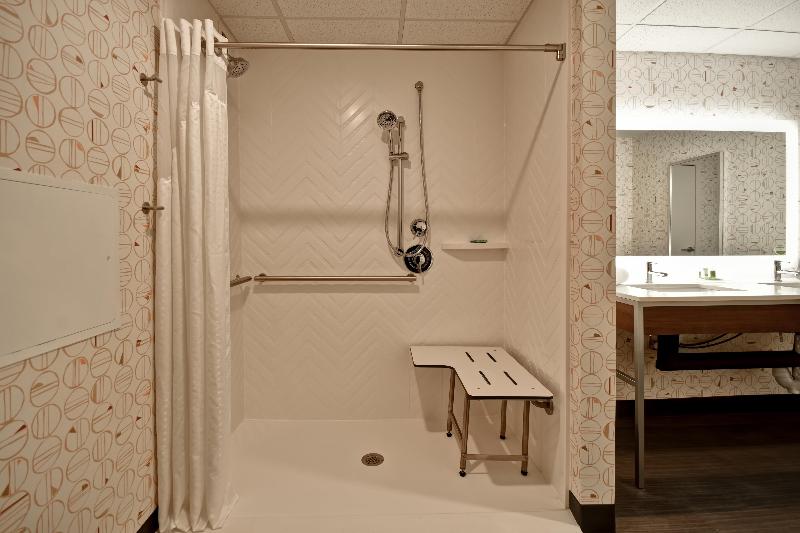 اتاق استاندارد با تخت بزرگ برای معلولان, Holiday Inn Lancaster, An Ihg