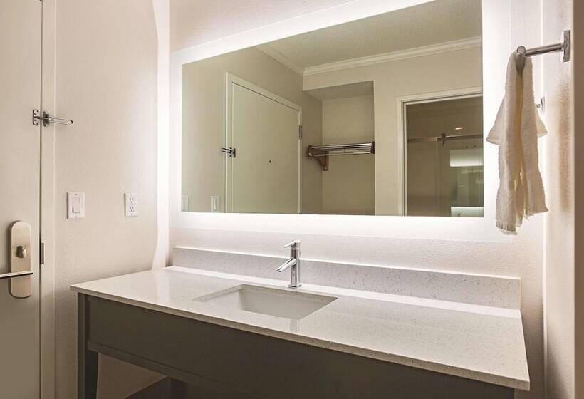 اتاق استاندارد با تخت دوبل, La Quinta Inn & Suites By Wyndham Atlanta Midtown  Buckhead