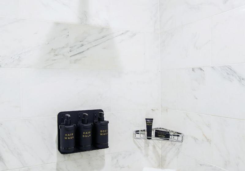اتاق استاندارد با چشم‌انداز دریاچه, The Blackstone, Autograph Collection