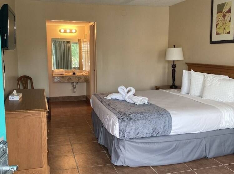 اتاق لوکس با چشم‌انداز استخر, Altamonte Springs Hotel And Suites