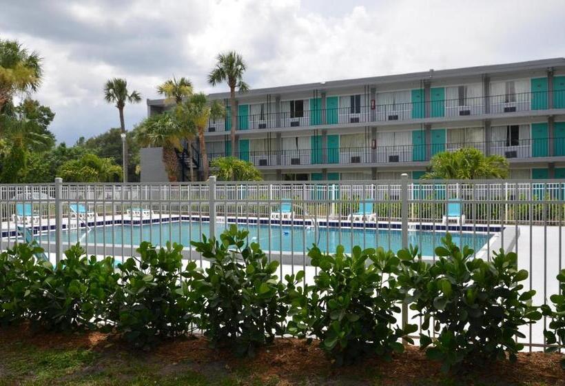 اتاق لوکس با چشم‌انداز استخر, Altamonte Springs Hotel And Suites