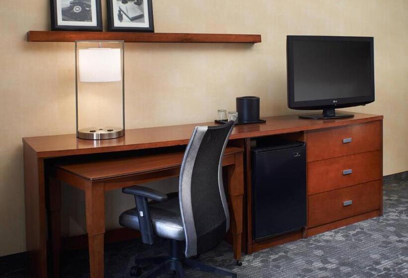 اتاق استاندارد با تخت بزرگ, Courtyard Detroit Dearborn