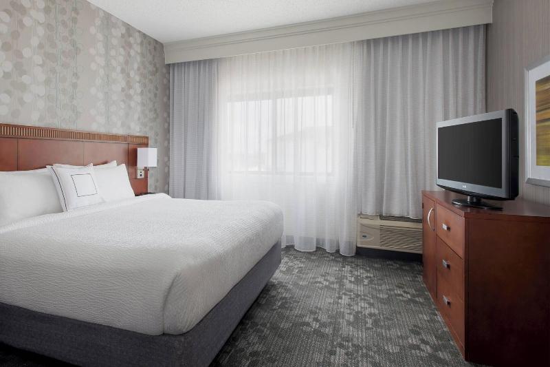 اتاق استاندارد با تخت بزرگ, Courtyard Syracuse Carrier Circle