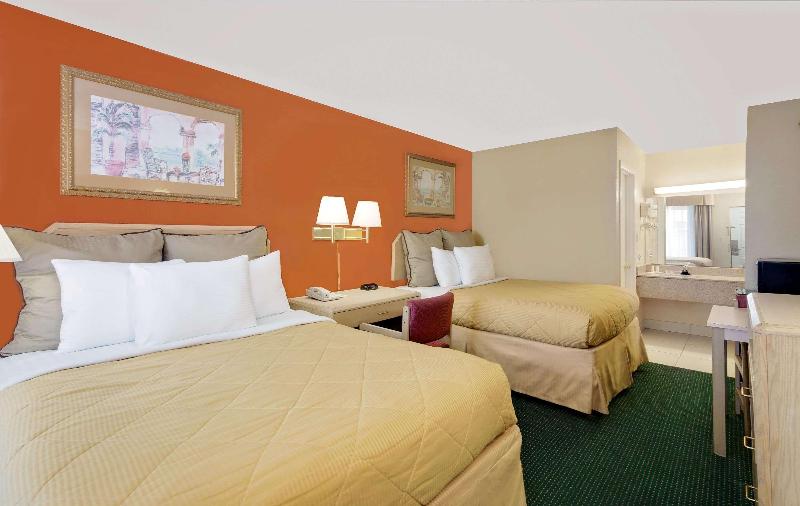 اتاق استاندارد با تخت دو نفره بزرگ, Days Inn By Wyndham Fort Walton Beach