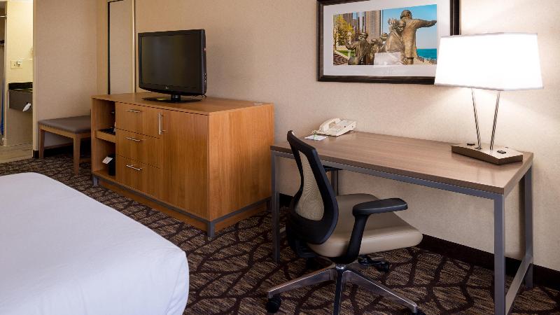 اتاق استاندارد با تخت بزرگ, Holiday Inn Hotel & Suites Warren, An Ihg