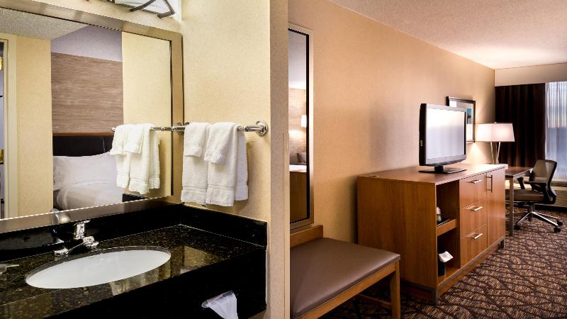 اتاق استاندارد با تخت بزرگ, Holiday Inn Hotel & Suites Warren, An Ihg