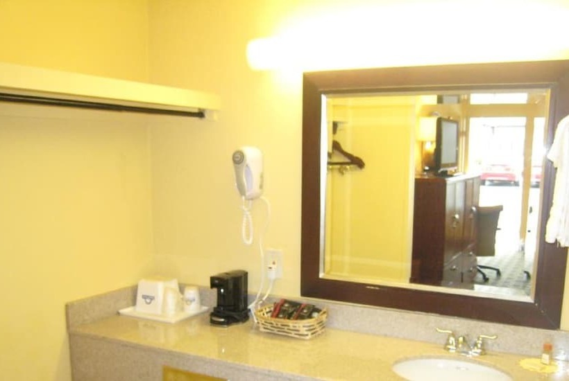 Executive Room, Days Inn By Wyndham Brunswick/st. Simons Area