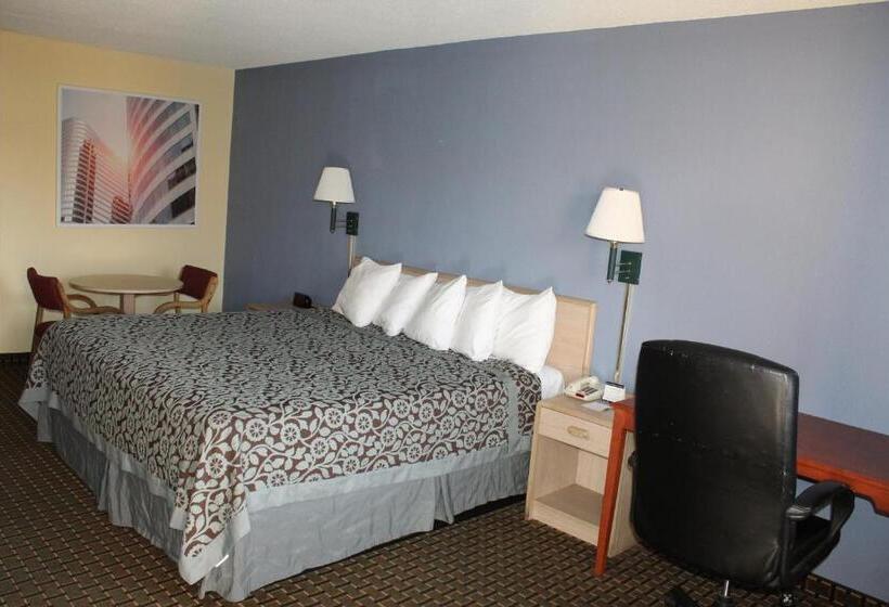 Standard Szoba King Size Bed, Days Inn By Wyndham Byron