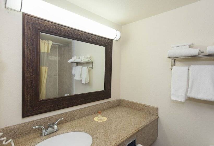 Standardzimmer 2 Doppelbetten, Days Inn & Suites By Wyndham Laredo