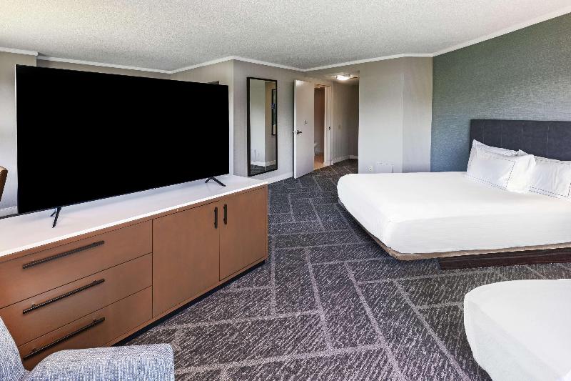 Standard Room Adapted for people with reduced mobility, Doubletree  Tulsa At Warren Place