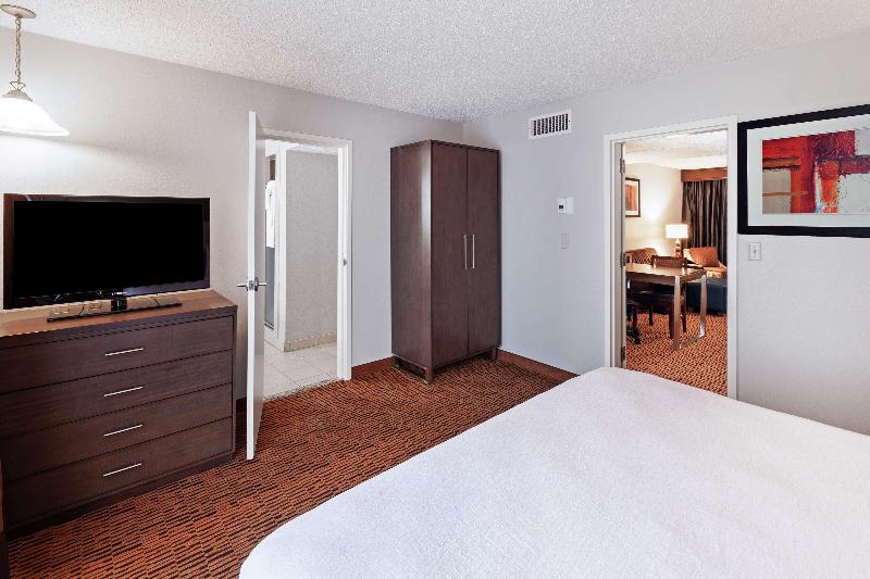 Executive Suite met Kingsize Bed, Embassy Suites By Hilton Dallas Market Center