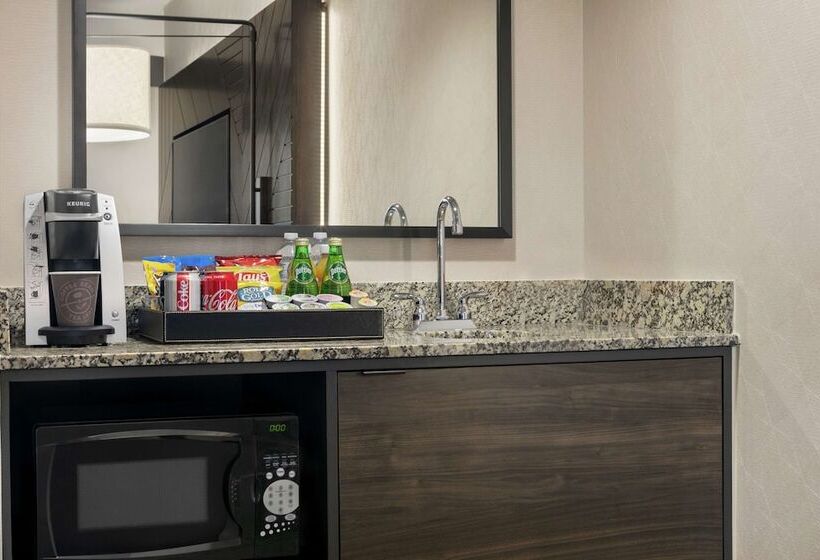سوئیت پریمیوم, Embassy Suites By Hilton Los Angeles Downey