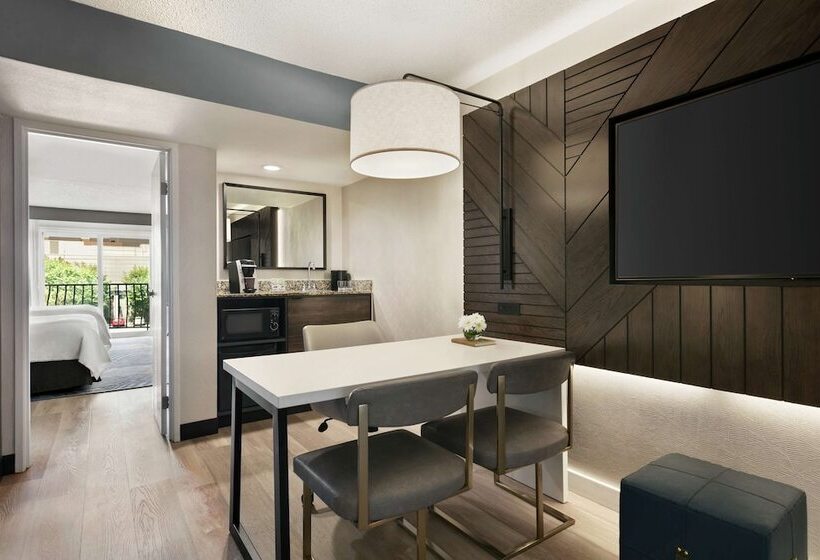 سوئیت پریمیوم, Embassy Suites By Hilton Los Angeles Downey