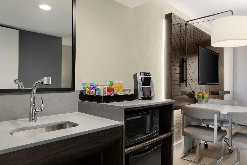 سوئیت پریمیوم, Embassy Suites By Hilton Los Angeles Downey