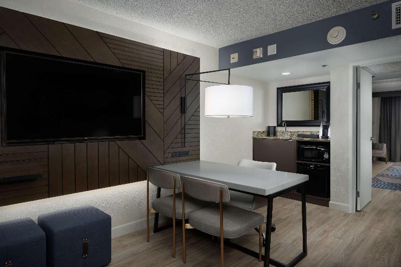 سوئیت پریمیوم, Embassy Suites By Hilton Los Angeles Downey