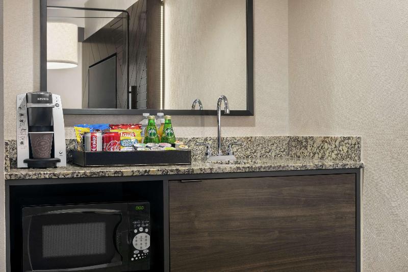 سوئیت پریمیوم, Embassy Suites By Hilton Los Angeles Downey