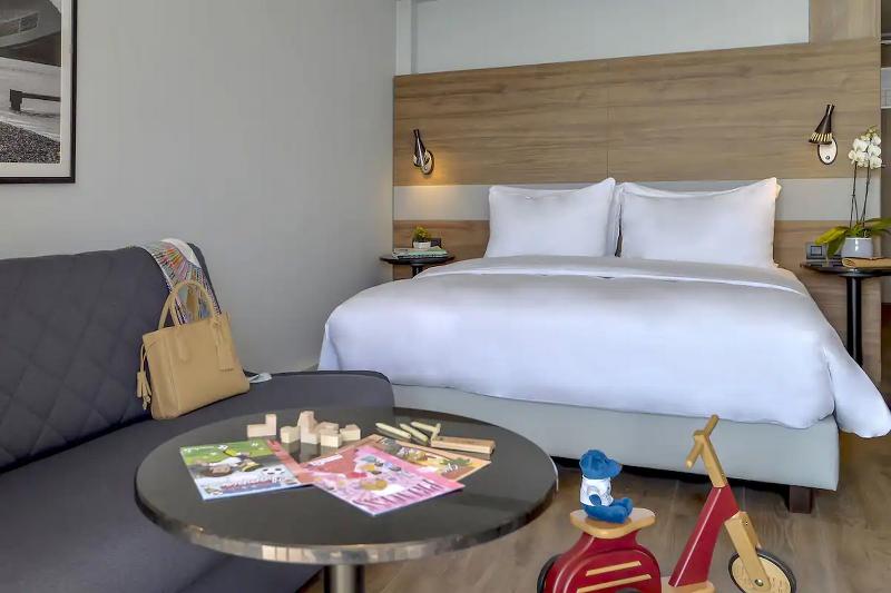 سوئیت پریمیوم, Embassy Suites By Hilton Los Angeles Downey