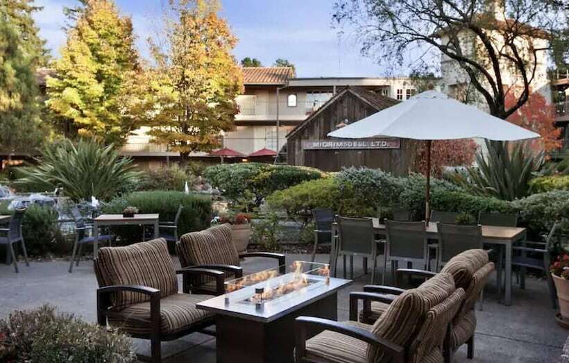 سوییت با چشم‌انداز استخر, Embassy Suites By Hilton Napa Valley