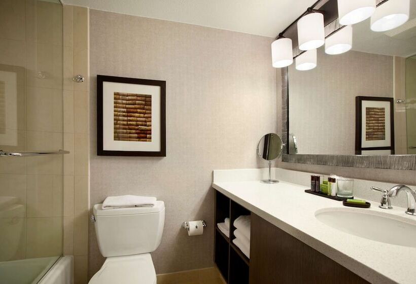 Suite Adapted for people with reduced mobility, Embassy Suites Napa Valley