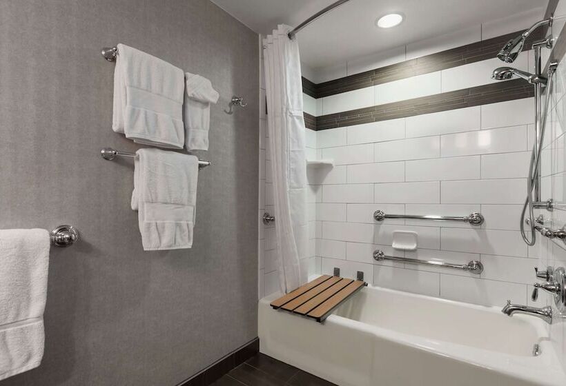 Suite Adapted for people with reduced mobility, Embassy Suites Napa Valley