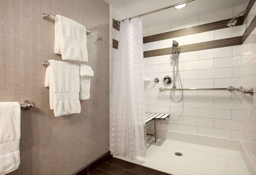 Suite Adapted for people with reduced mobility, Embassy Suites Napa Valley