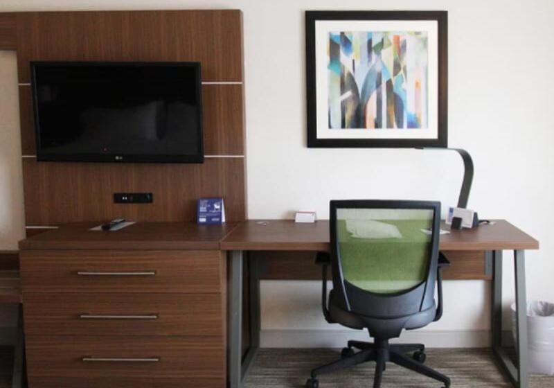 اتاق استاندارد با تخت بزرگ برای معلولان, Holiday Inn Express Branford New Haven, An Ihg