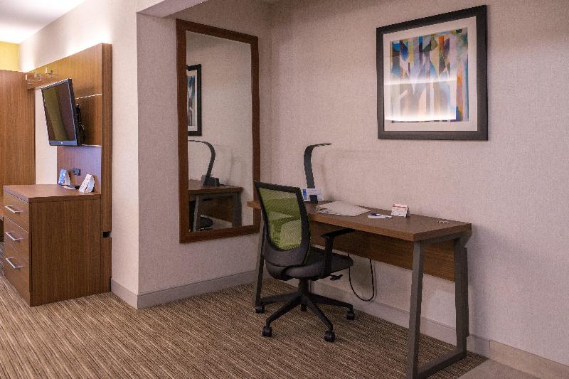 اتاق اجرایی با تخت بزرگ, Holiday Inn Express Branford New Haven, An Ihg