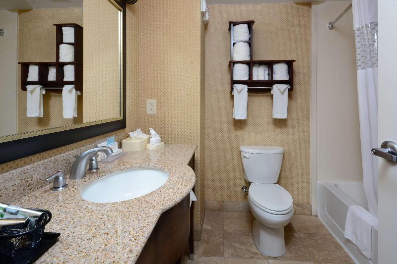 اتاق استاندارد با تخت دو نفره بزرگ برای معلولان, Quality Inn & Suites Clackamas – Portland