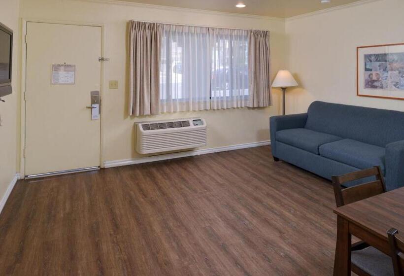 Suite, Edgewater Inn And Suites