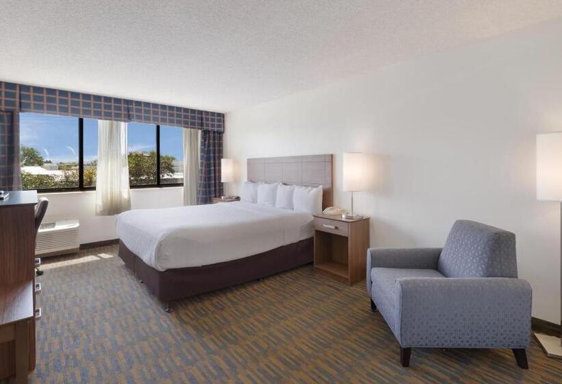 اتاق استاندارد با تخت بزرگ برای معلولان, Clarion Hotel Concord Walnut Creek