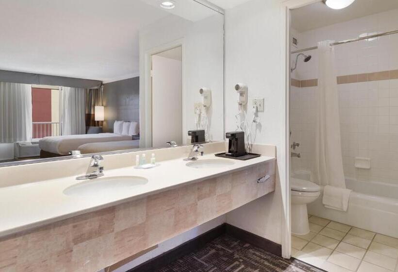 اتاق استاندارد با تخت دو نفره بزرگ برای معلولان, Clarion Hotel Concord Walnut Creek