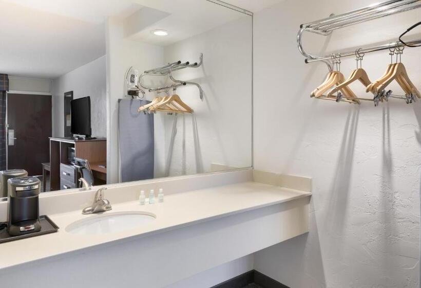 اتاق استاندارد با تخت دو نفره بزرگ برای معلولان, Clarion Hotel Concord Walnut Creek