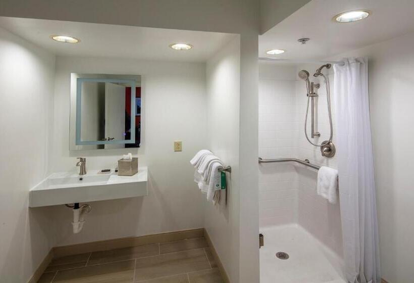 Suite Adaptada para personas con movilidad reducida, Collegian  & Suites, Trademark Collection By Wyndham