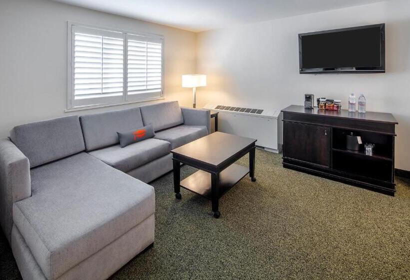 Deluxe Suite King Bed, Collegian Hotel & Suites, Trademark Collection By Wyndham