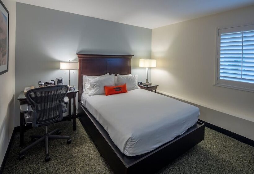 Deluxe Room Adapted for people with reduced mobility, Collegian  & Suites, Trademark Collection By Wyndham