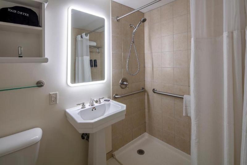 سوئیت با تخت بزرگ, Collegian Hotel & Suites, Trademark Collection By Wyndham