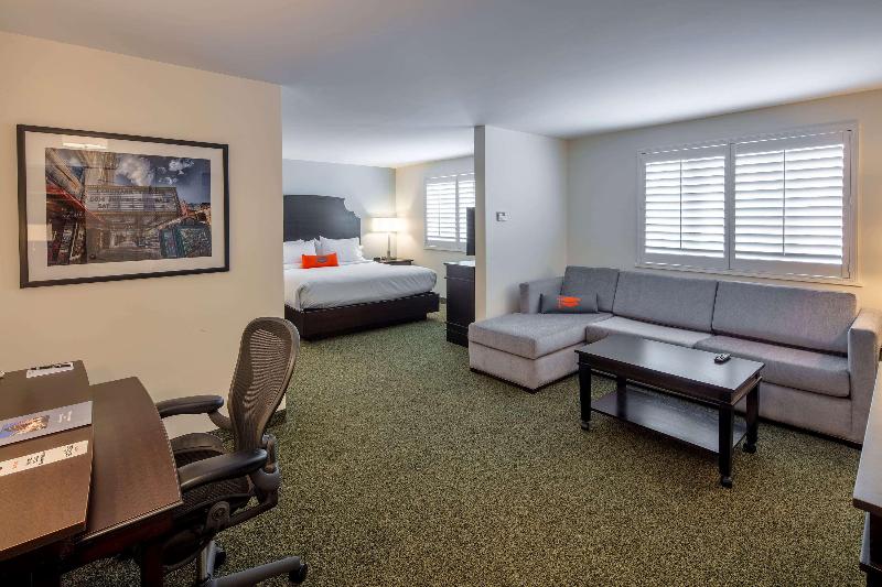 Deluxe Suite King Bed, Collegian Hotel & Suites, Trademark Collection By Wyndham