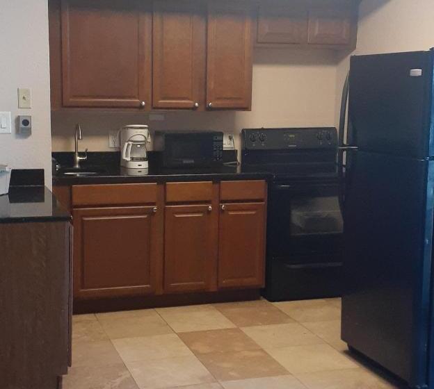 سوییت با چشم‌انداز استخر, Daytona Beach Hawaiian Inn
