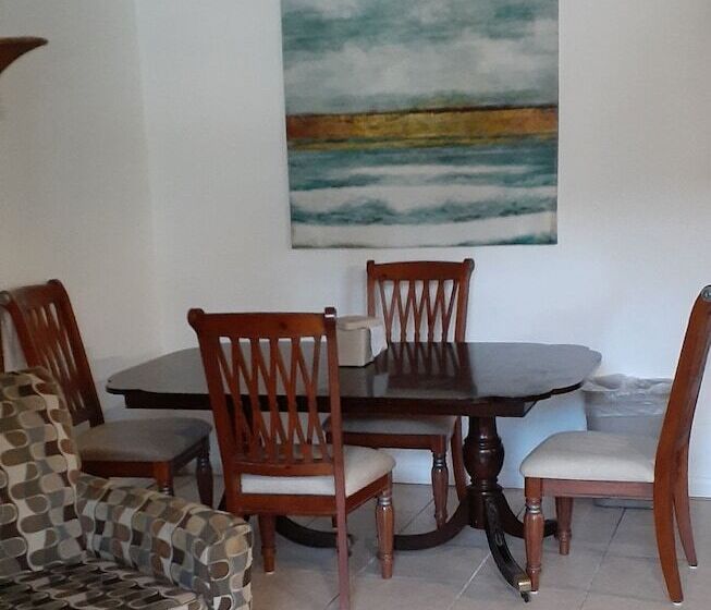 سوییت, Daytona Beach Hawaiian Inn