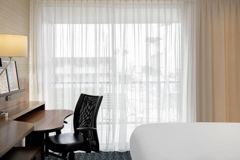 نمای استخر اتاق استاندارد چهارنفره, Fairfield Inn & Suites Los Angeles Lax/el Segundo