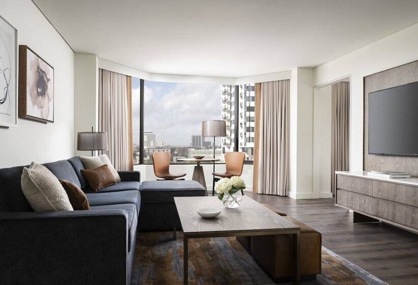 Suite Adapted for people with reduced mobility, Four Seasons  Houston