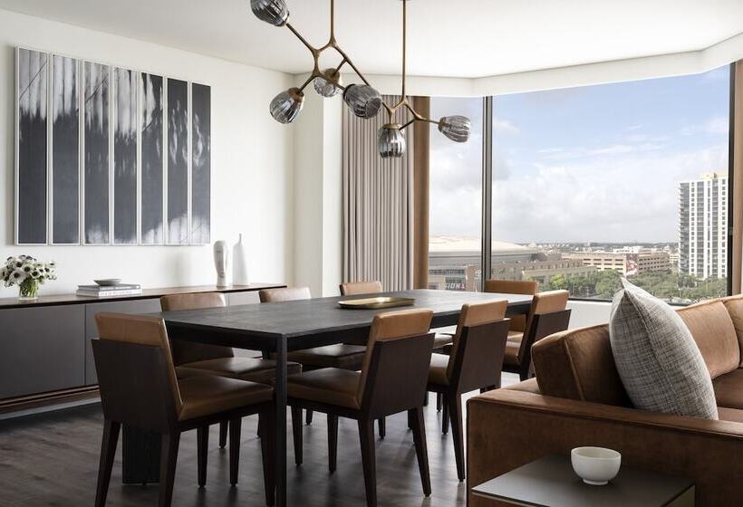 Suite Adapted for people with reduced mobility, Four Seasons  Houston