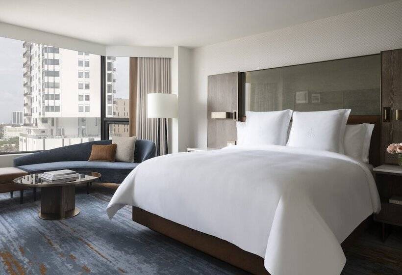 Suite Adapted for people with reduced mobility, Four Seasons  Houston