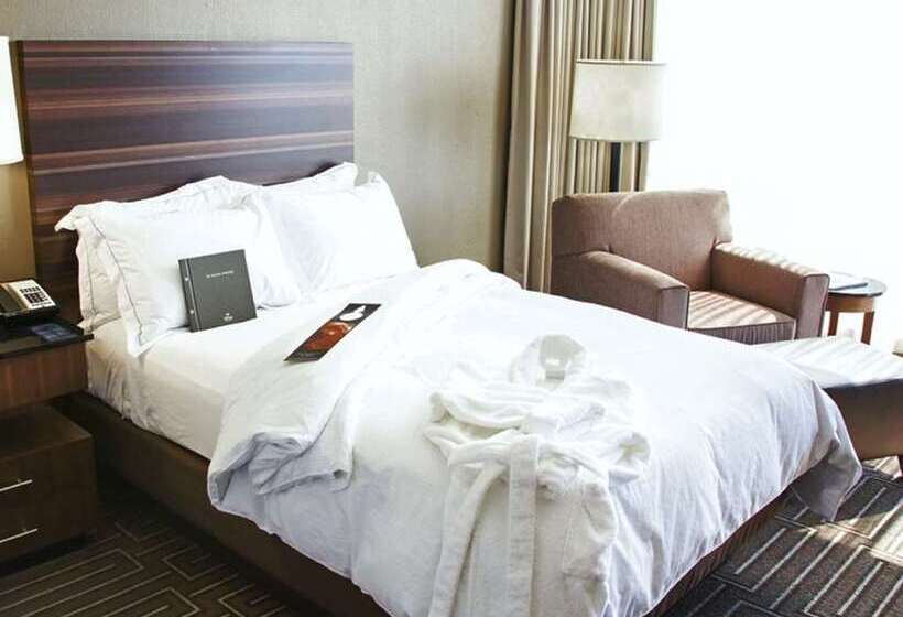 اتاق اجرایی با تخت بزرگ, Hilton Charlotte University Place