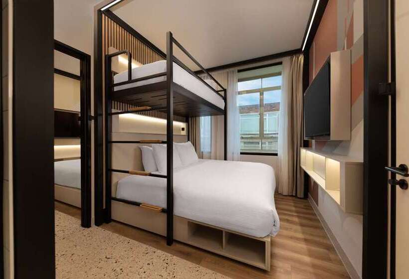 اتاق اجرایی با تخت بزرگ, Hilton Charlotte University Place