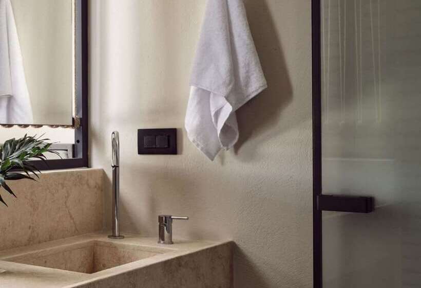 اتاق استاندارد با تخت بزرگ, Hilton Charlotte University Place